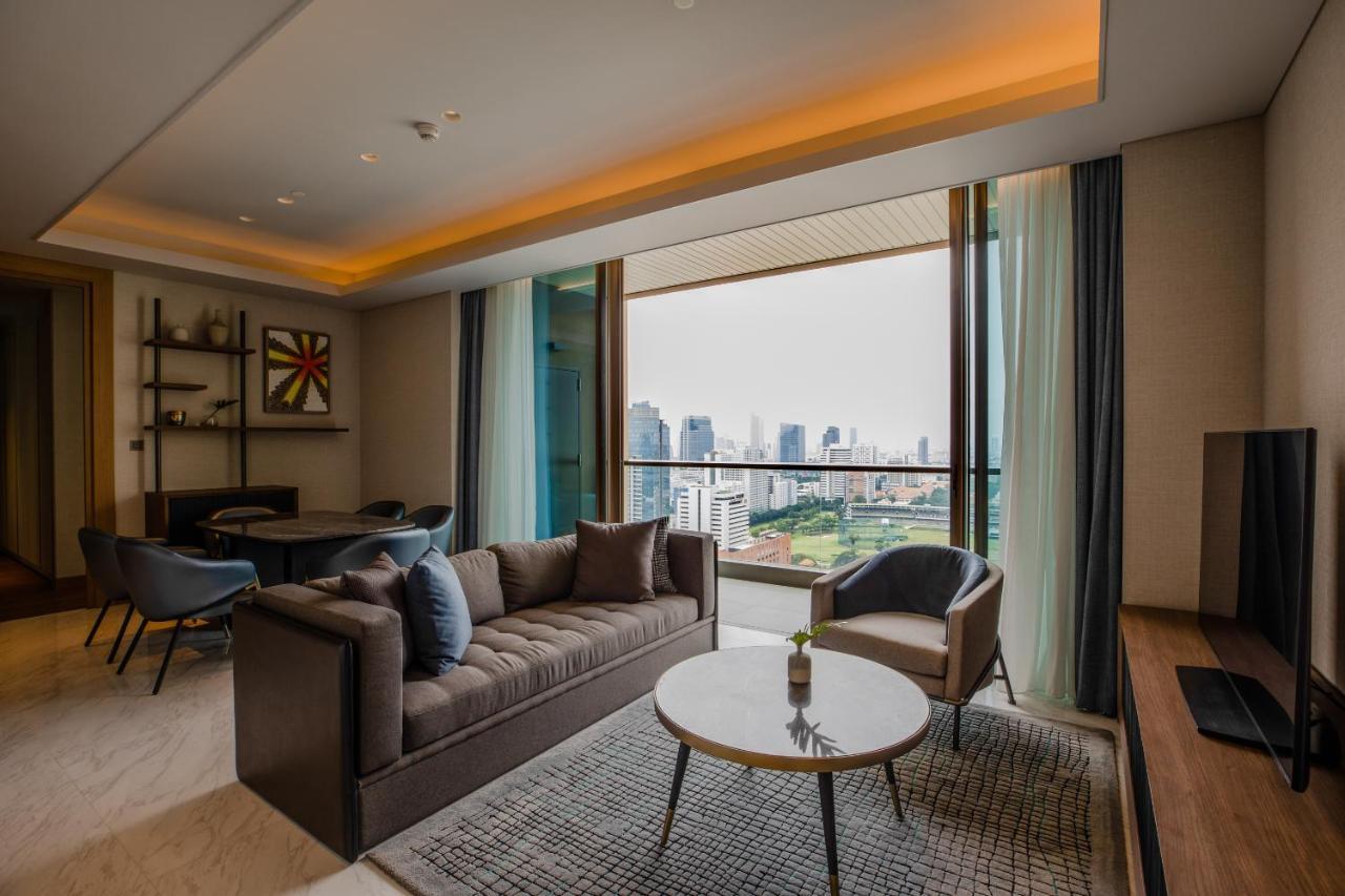 Kimpton Maa-Lai Bangkok By Ihg Hotel Exterior foto Living room of a suite at the hotel