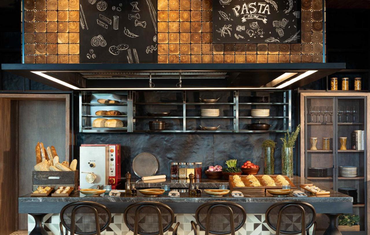 Kimpton Maa-Lai Bangkok By Ihg Hotel Exterior foto The open kitchen at the restaurant