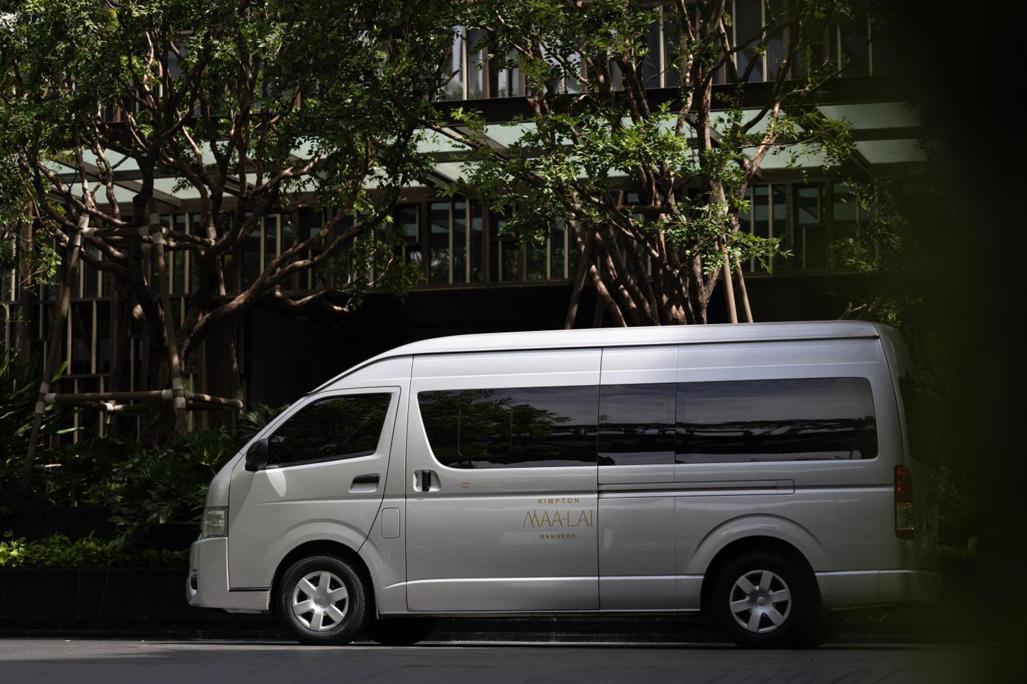 Kimpton Maa-Lai Bangkok By Ihg Hotel Exterior foto Toyota HiAce